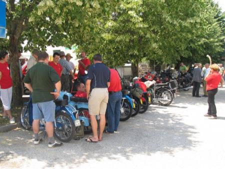 Razstava starodobnih vozil in vožnja po občini 15